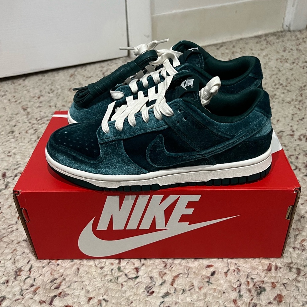 NEW womens nike dunk low size 5.5 women / 4.5 men